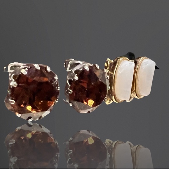 Lot of 2 Vintage Stud Clip-on Earrings in Ivory & Dark Amber - Picture 3 of 4